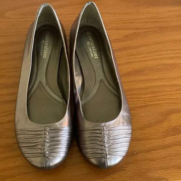 Women’s Naturalizer 8M Misty leather upper flats; preowned; great condition - Picture 1 of 8